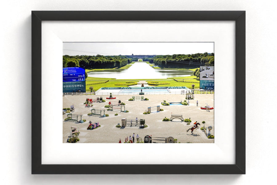Sportfoto 'Olympisch paardenspringen' ingelijst  - afbeelding 1