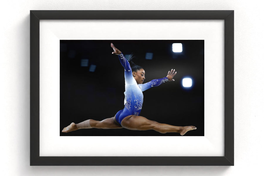 Sportfoto 'Simone Biles springend in de lucht' ingelijst - afbeelding 1