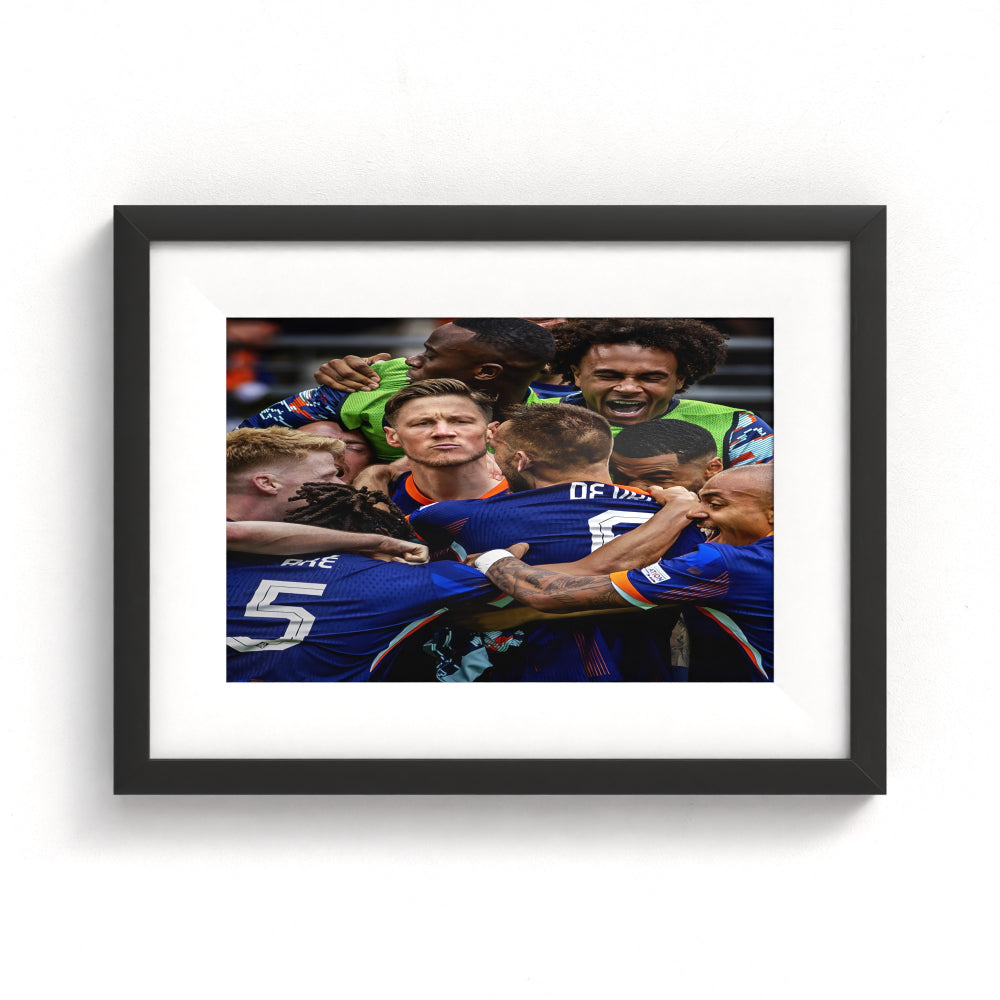 Sportfoto 'Oranje-spelers belagen Wout Weghorst' ingelijst - afbeelding 5