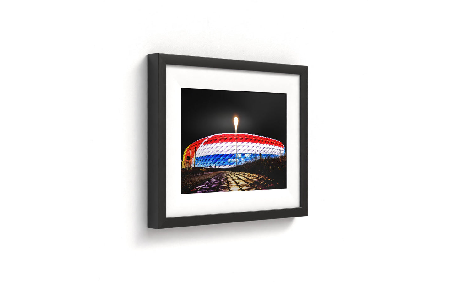 Sportfoto 'Allianz Arena kleurt rood, wit, blauw' ingelijst - afbeelding 2