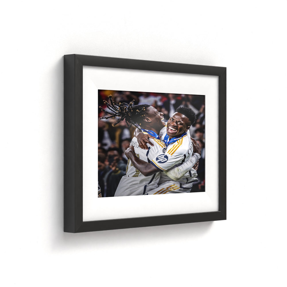 Sportfoto 'Vinicius lacht in de camera' ingelijst - afbeelding 2