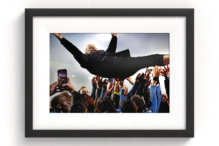 Sportfoto 'Peter Bosz gaat de lucht in' ingelijst - afbeelding 1
